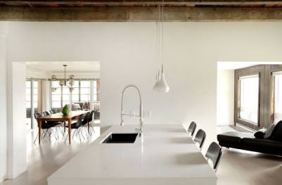 Casa minimalista aposta no contraste preto e branco